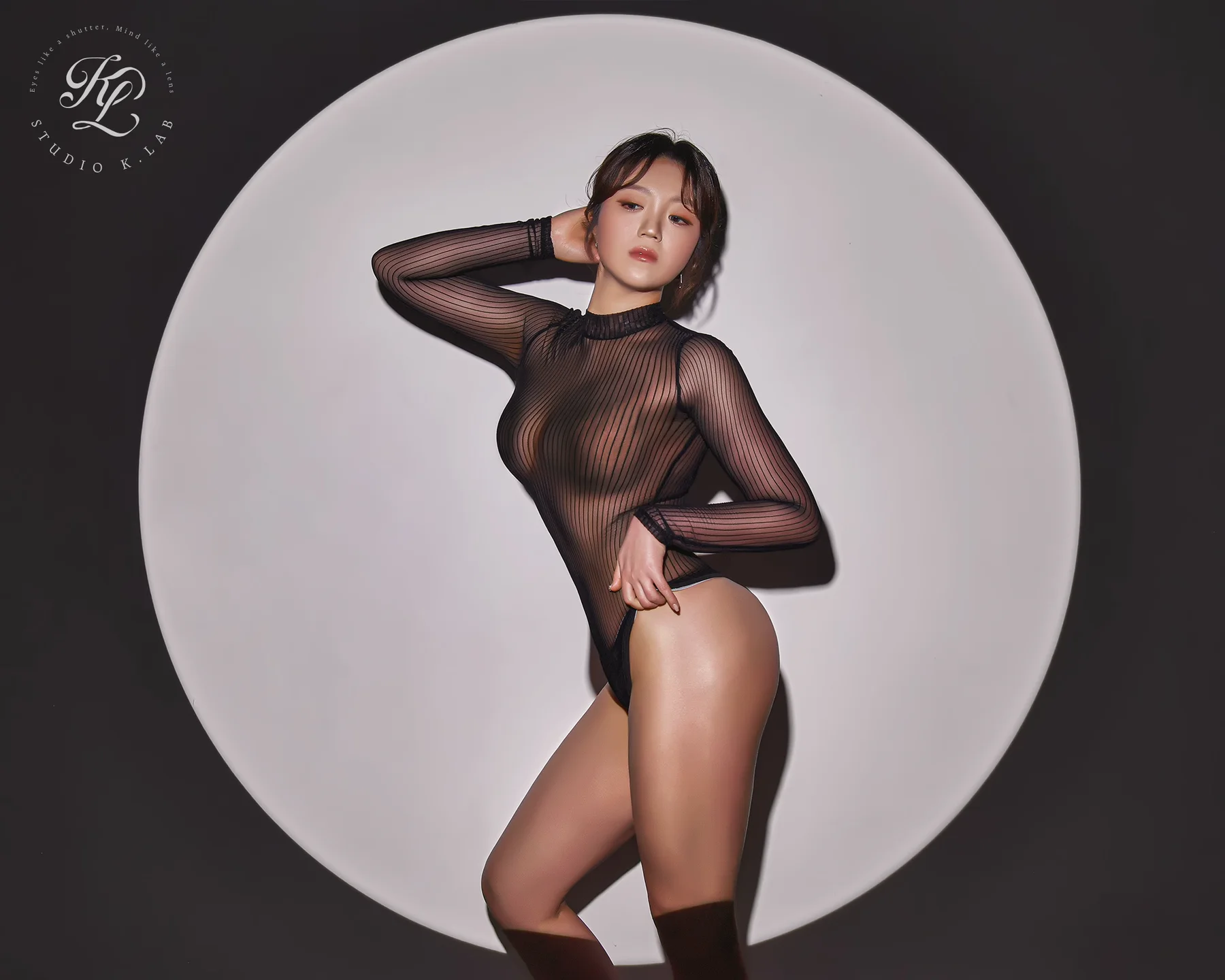 원형 조명 앞에 선 정인애 PT팀장