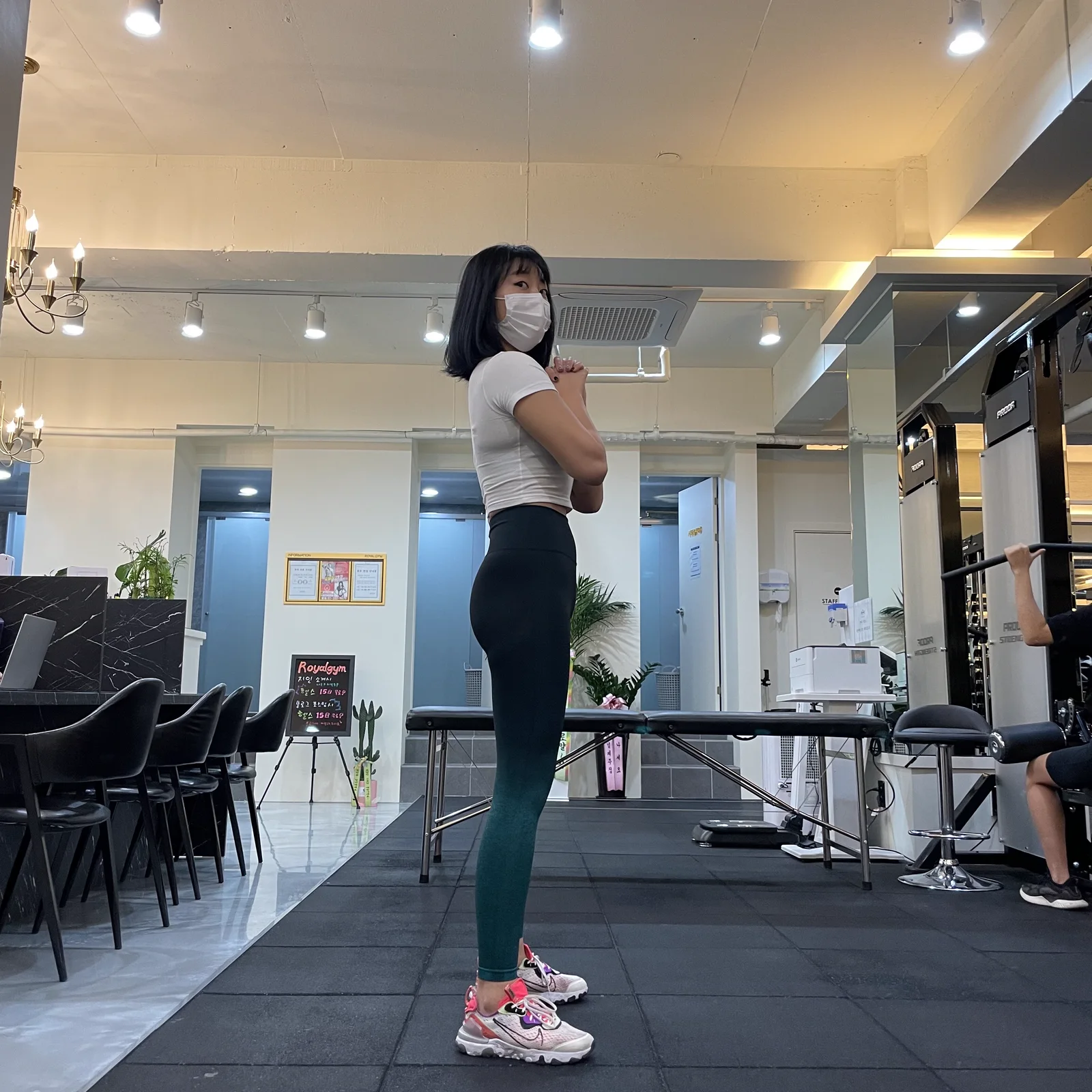 감량 후 체육관에서 촬영한 정인애 트레이너의 옆모습 기록